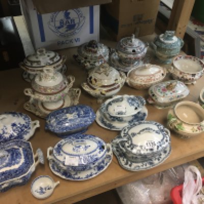 English ceramic tureens with covers and dishes, this lot cannot be posted