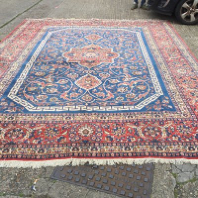 A large Persian rug, approx 3.2metres x 4.1metres. Shipping category D.