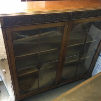 A carved design oak double door cabinet, in need of restoration. Dimensions 122x30x123cm NO RESERVE