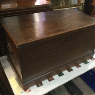 An oak trunk, approx 76cm x 42cm x 40cm. Shipping category D.