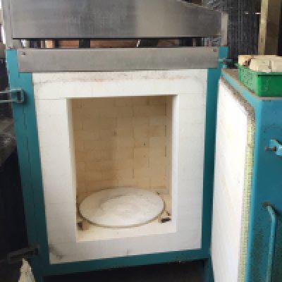 A large front opening Rohada Gas operated Kiln low usage. Sold with Thermos Computer TC505 two large Calor gas bottles and other equipment.