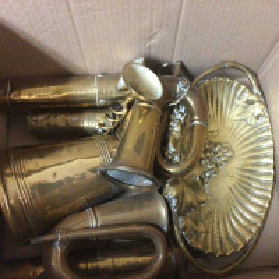 A box containing brassware including two vintage car horns