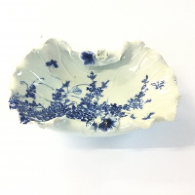A Japanese blue and white Arita dish made in the late 20th century, 23cm wide.