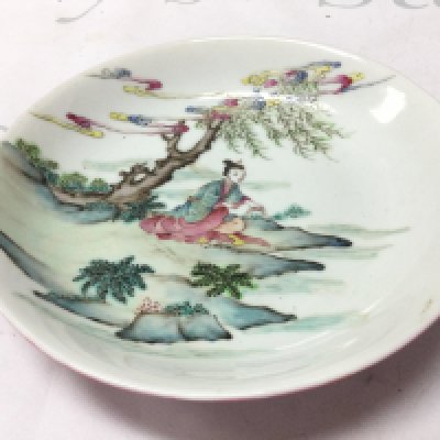 An early 20th century Chinese Famille Rose dish with a ruby back. No obvious damage or restoration. 18Cm wide. This lot cannot be posted